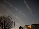 夜空に飛行機雲が凄い
