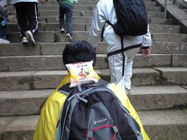 焼きそば王子アラビヤンがリュックの上で筑波山登山に出発