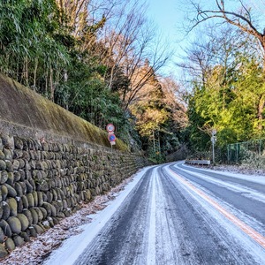 凍った山道