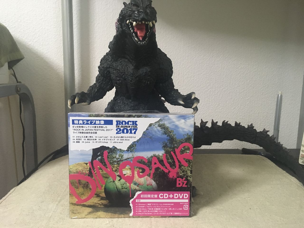 B'z dinosaur レコード B'z DINOSAUR 通常盤 アクリルキーホルダー付き！ - メルカリ