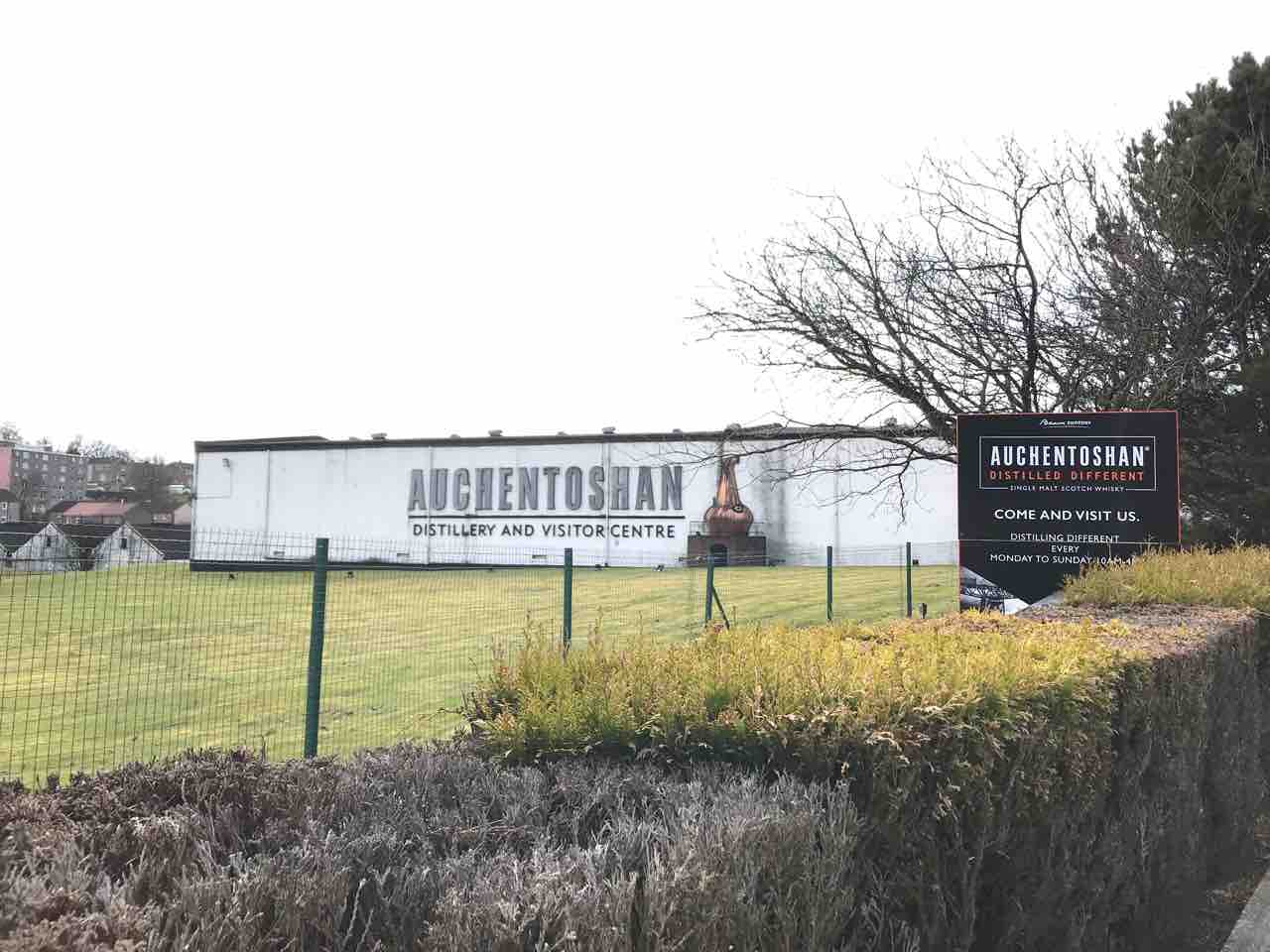 ウイスキー蒸留所巡り Auchentoshan オーケントッシャン ヘザーとピート Am ボーデン湖