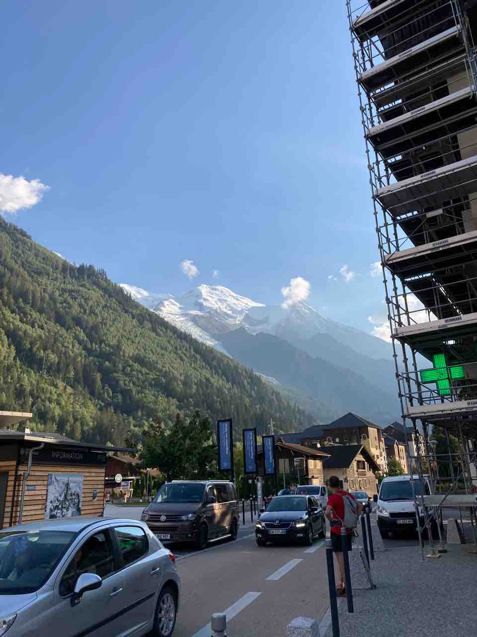 よろキャン モンブランと氷河の迫るシャモニーのキャンプ場 Les Arolles ヘザーとピート Am ボーデン湖