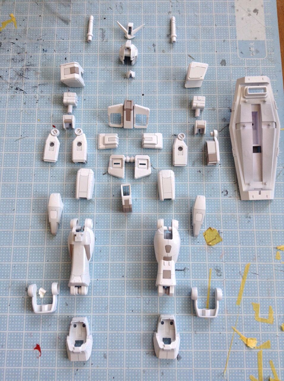 22 07 24の作業 ガンプラ Egガンダムの製作 白と青の部品の塗装 お父さんの作業部屋