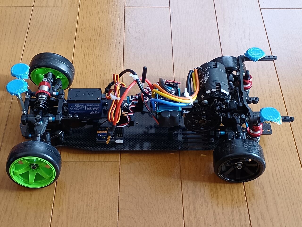 SAKURA D5 シャーシ＆メカです 送受信機&バッテリー&ボディ