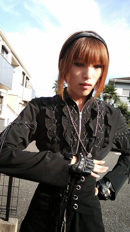 男の娘だけど懸賞王めざすよー V系の格好で家で写真撮ってみた