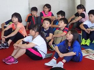 話を聞く様子