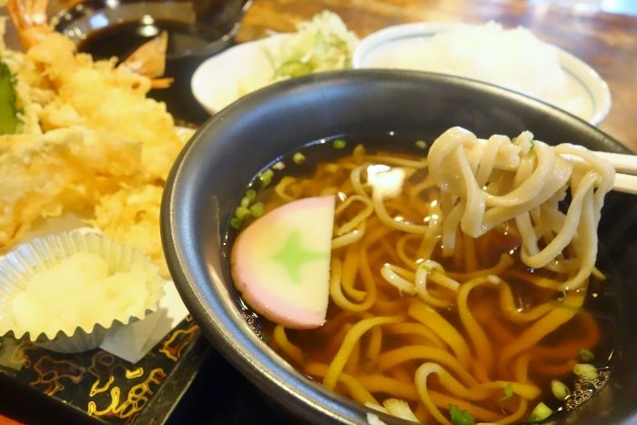 『サクサク・ぷりぷり食感がいい大きなエビの天ぷら定食が楽しめる！歴史を感じる趣きが地元の蕎麦屋さん的なお店』手打ち