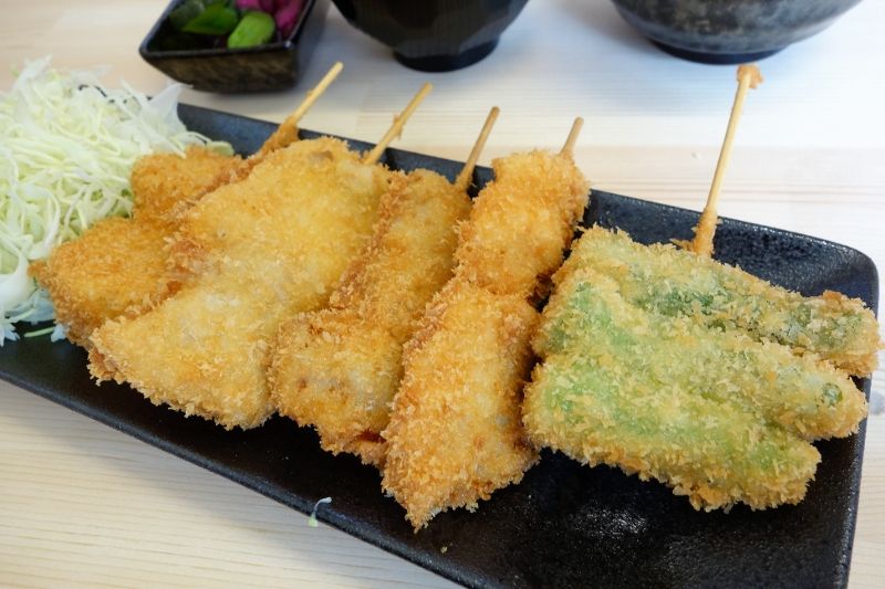 揚げて串カツをリーズナブルに定食でいただく串カツ定食を楽しめる 夜は串カツ一品とお酒もいただけるお店 串かつ天ちゃん 姫路市広畑区 姫路 グルメ 飲み喰いブログ男ビール塾