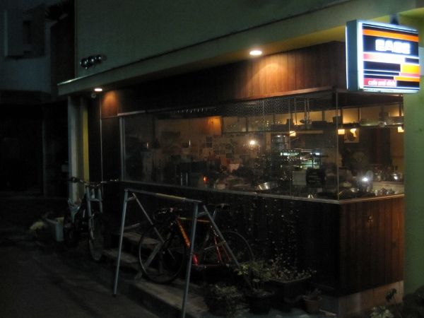 手作りケーキと美味しいコーヒーを落ち着いた雰囲気の夜カフェでまったりと楽しむ 古い町並みの中のお店 Cafe Dish Ease カフェ ディッシュ イーズ 姫路市威徳寺町 姫路グルメ 飲み喰いブログ男ビール塾 手作りケーキと美味しいコーヒーを落ち着いた雰囲気の夜カフェでまったりと楽しむ 古い町並みの中のお店 Cafe Dish Ease カフェ ディッシュ イーズ 姫路市威徳寺町 姫路グルメ 飲み喰いブログ男ビール塾