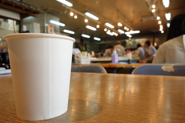 『どんぶりからハミ出る豪快盛り付けのあなご天丼が楽しめる！新鮮な魚貝が買える水産市場併設のお店』魚稚 相生水産物市場