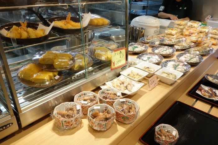 『どんぶりからハミ出る豪快盛り付けのあなご天丼が楽しめる！新鮮な魚貝が買える水産市場併設のお店』魚稚 相生水産物市場