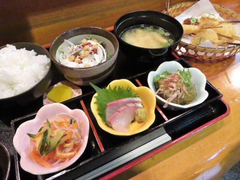 サックリふんわり食感の創作串カツと小鉢3種がついた人めぼれランチを楽しめる 夜は串揚げと一品お酒がいただけるお店 人めぼれ 姫路市飾磨区 姫路 グルメ 飲み喰いブログ男ビール塾