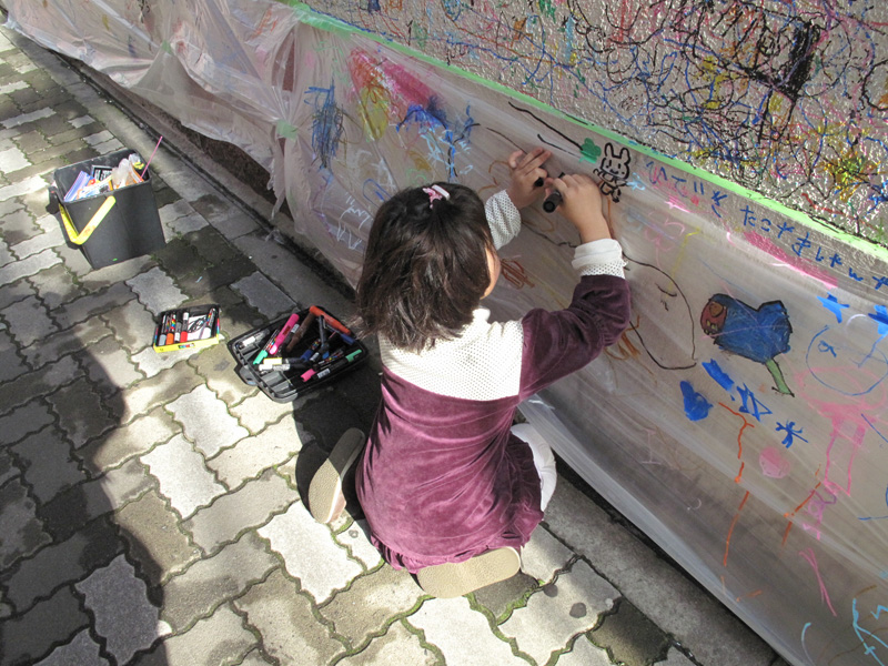 街の壁にラクガキ そこって絶対オフサイド