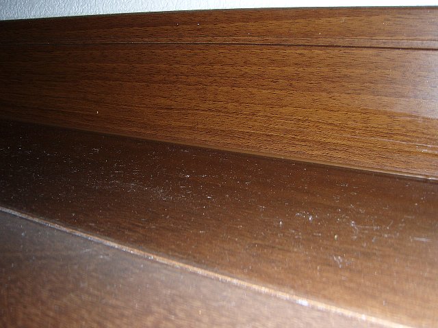 ハイムさんが修理にやってきた その リビングとキッチンの床見切り隅と巾木の隙間を補修する ハイムさんがbjを連れてやってきた