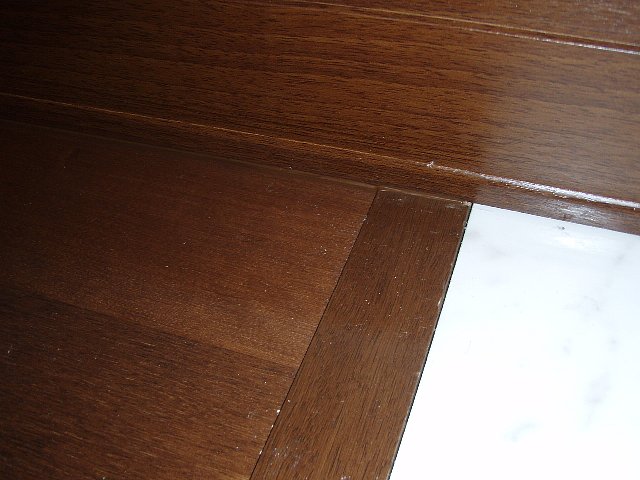 ハイムさんが修理にやってきた その リビングとキッチンの床見切り隅と巾木の隙間を補修する ハイムさんがbjを連れてやってきた