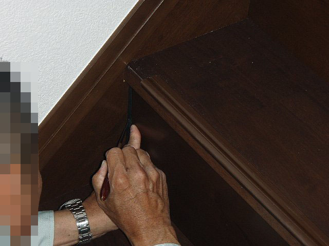 階段の床鳴りを補修する ハイムさんがbjを連れてやってきた