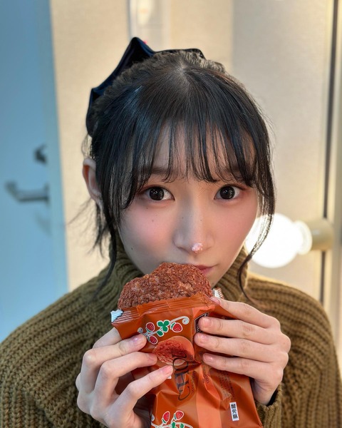 ハロプロメモ
	  『写真はシュークリーム食べてる宮本さん🍓』
	コメント