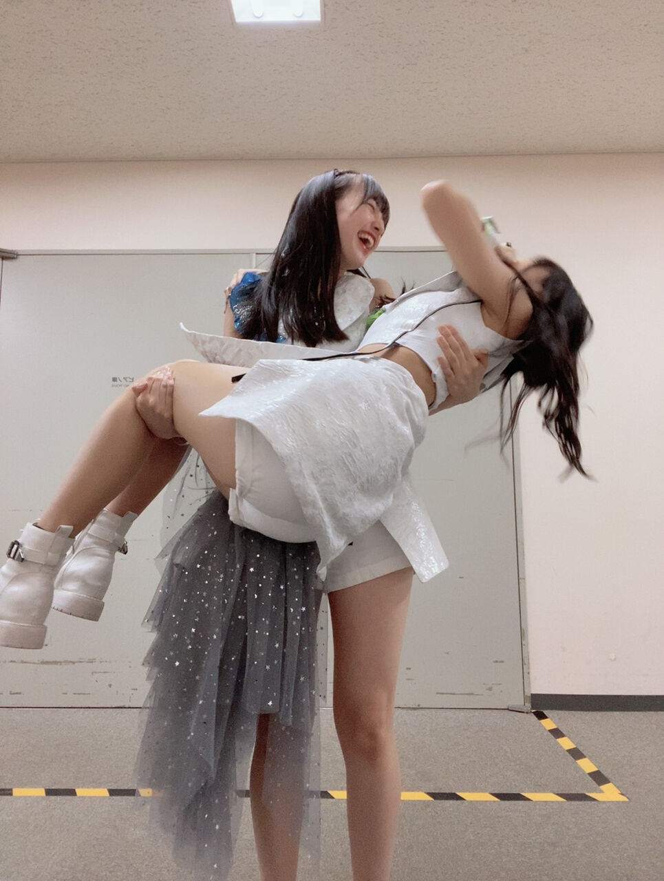 北原ももをお姫様抱っこする斉藤円香 ハロプロ研修生まとめブログ