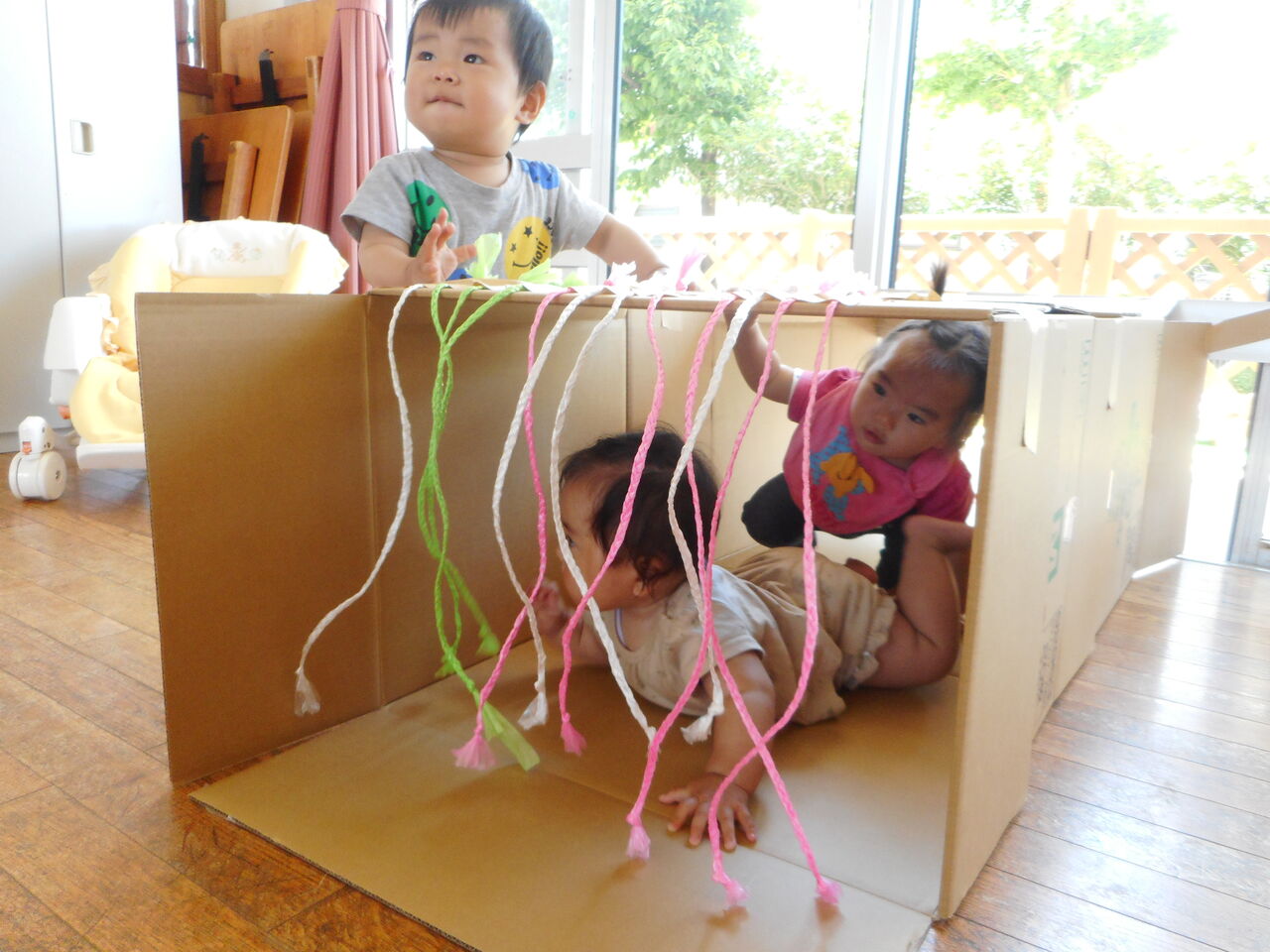 ダンボールで遊んだよ ハローこども園