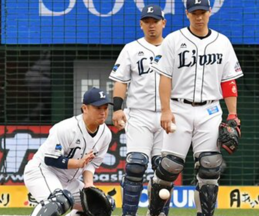値下げ中！炭谷銀仁朗選手　実使用 27 炭谷 銀仁朗 選手名鑑2025 | 埼玉西武ライオンズ