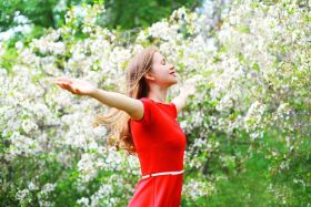 woman-smell-flowerscent (1)