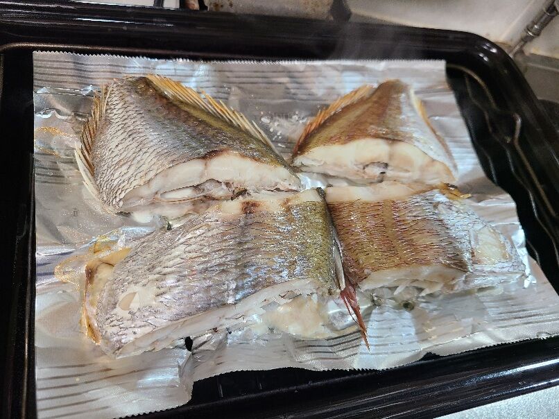 鯛の塩焼き 南瓜の煮もの 季節感のないフルーツパフェ 釣りキチ三子の釣れづれ日記