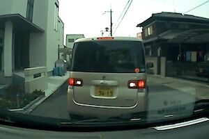◆【兵庫】クラクションが原因でおかしなDQNに怒鳴り込まれてしまう車載。 変態の宴Ⅱ