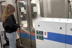 ◆駆け込み乗車に失敗してわざと傘を挟むギャルさんの恥ずかしい姿が大手町駅で撮影されるｗｗｗ 変態の宴Ⅱ