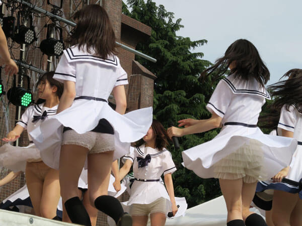 【画像】大学の学園祭で踊るアイドルさん、みんな見せパンなのに1人だけガチのパンツで踊らされてパンチラwww 変態の宴Ⅱ