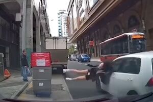 ◆【事故】スマホ歩きの生足お姉さん、車にはねられてクイックに回転してしまう。 変態の宴Ⅱ