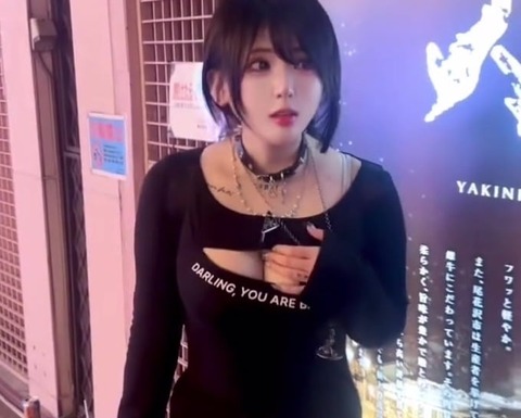 ◆【動画】海外のパンク姉ちゃん、煙草吸ってたらいきなりおっぱいを剥かれるｗｗｗｗｗｗ
