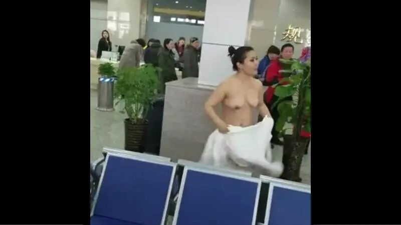 ◆中国の空港でなぜか裸で怒り狂う女性が居たようだ。 変態の宴Ⅱ