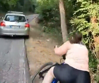 ◆【動画】自転車に乗る女性がバランスを崩し崖に落ちてしまう 変態の宴Ⅱ