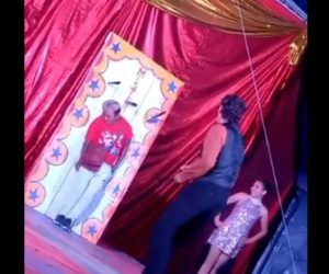 ◆【動画】ナイフ投げパフォーマンス。ステージに上がった客にナイフを投げるが… 変態の宴Ⅱ