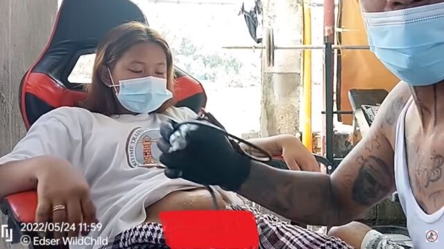 ◆youtube タトゥー彫り うっかりマ●コの土手や剃毛ジョリ跡が見えてしまう・・・・・・。(動画あり) 変態の宴Ⅱ