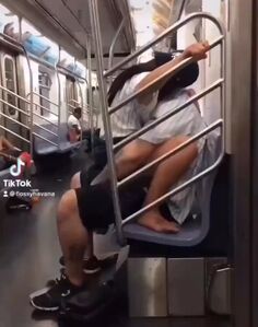 ◆【動画】清楚白人女性、オッサンに電車で痴漢されてしまうwwwwww 変態の宴Ⅱ