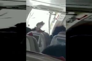 ◆【動画】上空でドアが開けられてしまったアシアナ航空OZ8124便の機内映像が公開される。 変態の宴Ⅱ