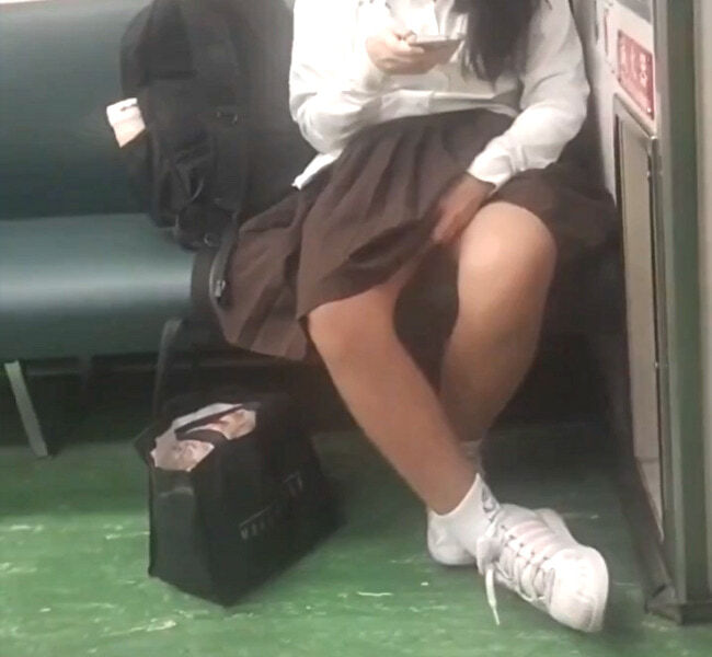 ◆【衝撃映像】女子生徒、電車内でオ○ニーしてしまい晒されるｗｗｗｗｗｗ