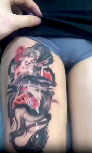 ◆太ももにタトゥーを入れた女の子、痛すぎてなぜかマンコビショビショになってしまうｗｗｗ 変態の宴Ⅱ