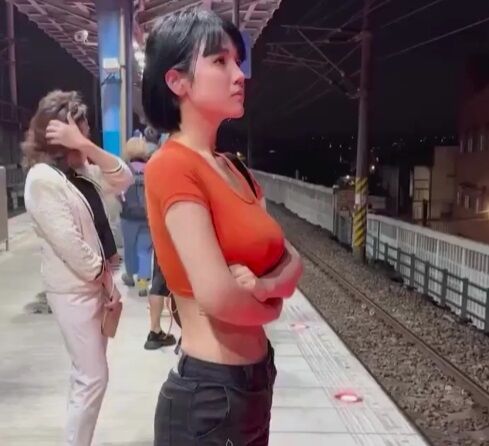 ◆【悲報】中国のお姉さん、自分のおっぱいがスイカみたいだと勘違いしてしまうwwwww 変態の宴Ⅱ