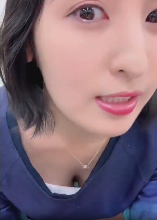 【動画】大人気女性声優さん、ライブ配信中に胸元が見えてしまいなぜか謝罪するｗｗｗｗｗ 変態の宴Ⅱ