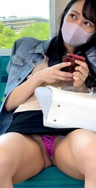 ◆【画像】電車でパンティから陰毛がハミ出てる女の子が撮影される 変態の宴Ⅱ