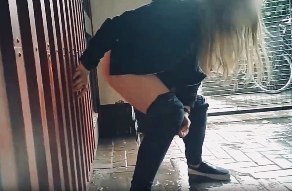 ◆【動画】トイレが全部使用中だったまんさん、覚悟を決めるwwwwwwww 変態の宴Ⅱ