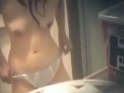 ◆【盗撮動画】観覧注意！他人宅の浴室や脱衣所を窓から覗き！素人お姉さんがオナニー現場にも遭遇した危ない隠し撮り映像！！ 変態の宴Ⅱ