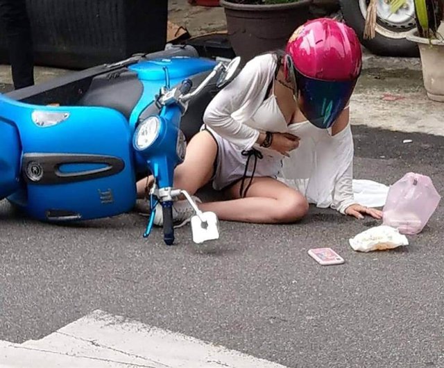 ◆バイクで転倒した女性がエッチすぎると世界中で話題にwwwww 変態の宴Ⅱ