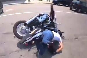 ◆【動画】バイク乗りさん、女に当てられて足の骨が飛び出してしまう(@_@;) 変態の宴Ⅱ