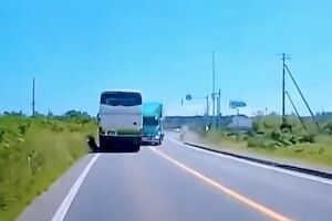 ◆【動画】北海道で5人が死亡したトラックとバスの正面衝突事故の映像、エグすぎる(@_@;) 変態の宴Ⅱ