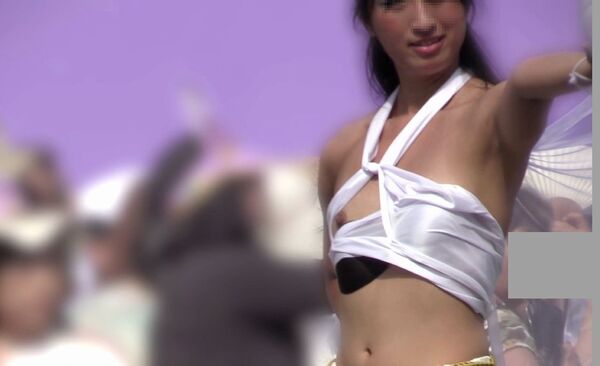 ◆【動画】片方の乳首が丸出しになってしまう女子大生が撮られる　慌てて隠すも間に合わず 変態の宴Ⅱ