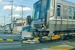 ◆【兵庫】踏切に誤進入したパッソに快速電車が突っ込む瞬間がドラレコに記録される。