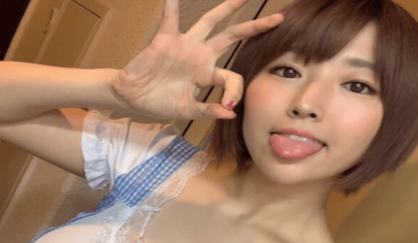 ◆【画像】乳首見えちゃってるのに気付かず自撮りする女ｗｗｗ 変態の宴Ⅱ